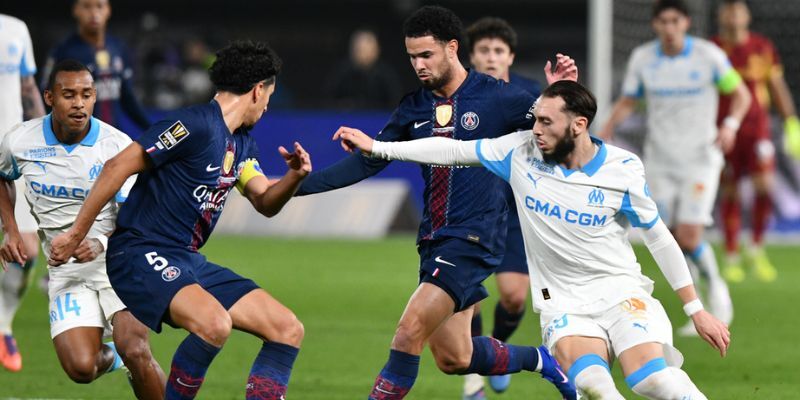 Cầu thủ PSG và Marseille tranh chấp bóng quyết liệt trong trận Super Cup vừa qua